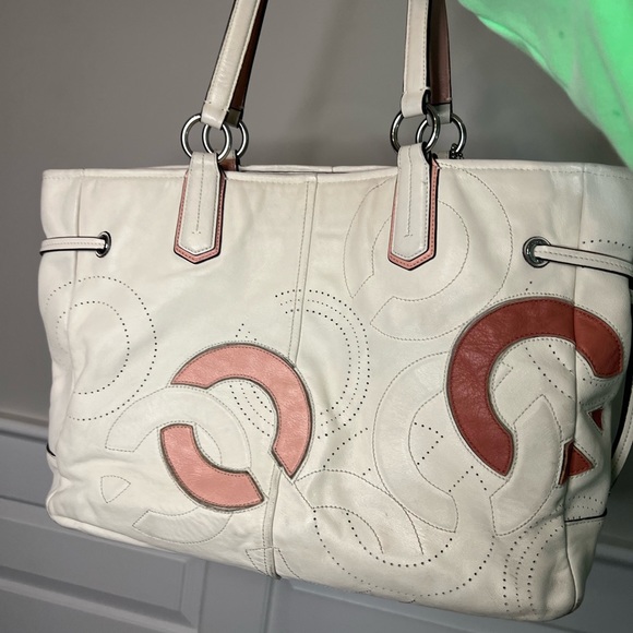 Beautiful leather tote Coach bag! Gently worn! - Picture 3 of 10